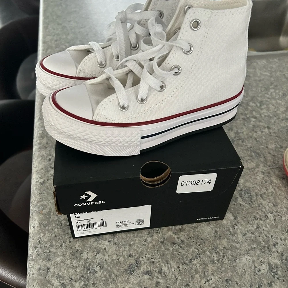 Convers - Picture 2 of 2